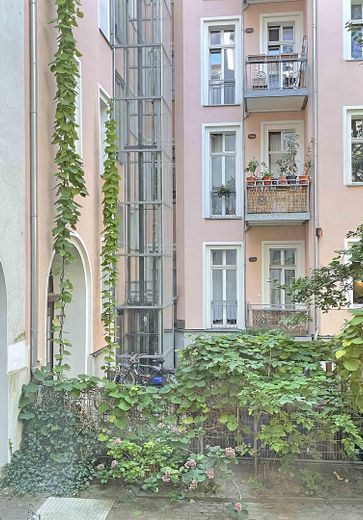 Seltene Gelegenheit am Zionskirchplatz: Kernsaniert & provisionsfrei – Ausblick Innenhof