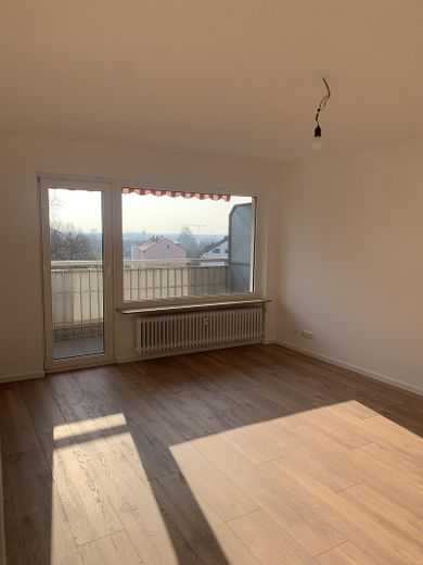Helle 2-Zimmer-Wohnung in Hattersheim – kernsaniert, mit Balkon und Stellplatz – Wohnzimmer