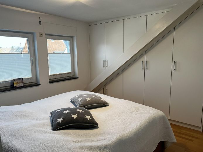 Maison individuelle économe en énergie avec jardin orienté au sud, cheminée, cuisine haut de gamme et garage double – Schlafzimmer