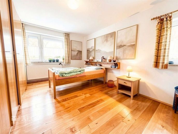 Charmantes Familienhaus mit zwei Wohneinheiten, traumhaftem Garten und großem Entwicklungspotenzial – Schlafzimmer UG
