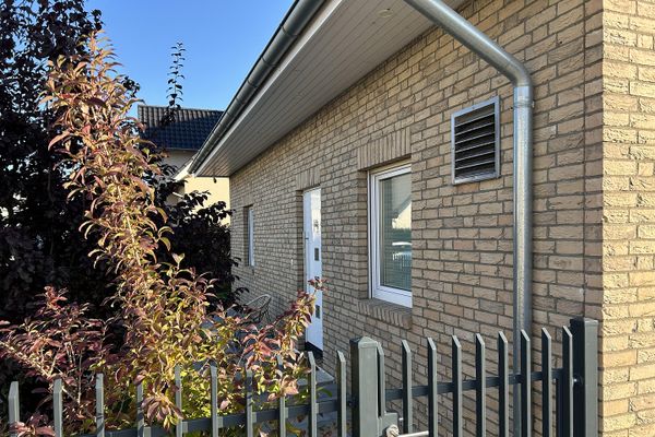 Modernes Einfamilienhaus mit großem Garten