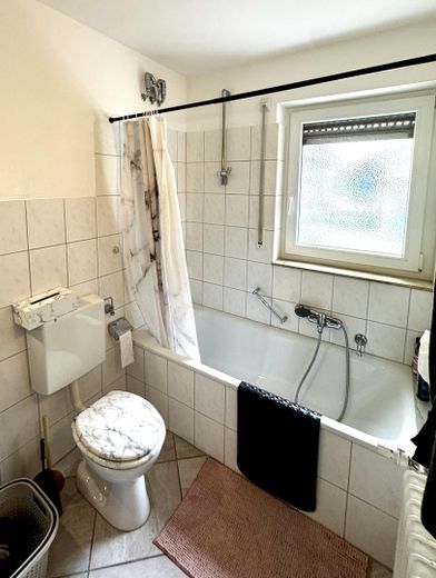 1,5 Zimmerwohnung mit Balkon, Aufzug und Garagenstellplatz in Blaustein-Klingenstein – Bad