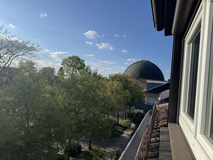 Attraktive DG-Wohnung -  Citylage im Grünen an Kuppelkirche, hohe Lebensqualität; von privat – Blick aus dem Westfenster