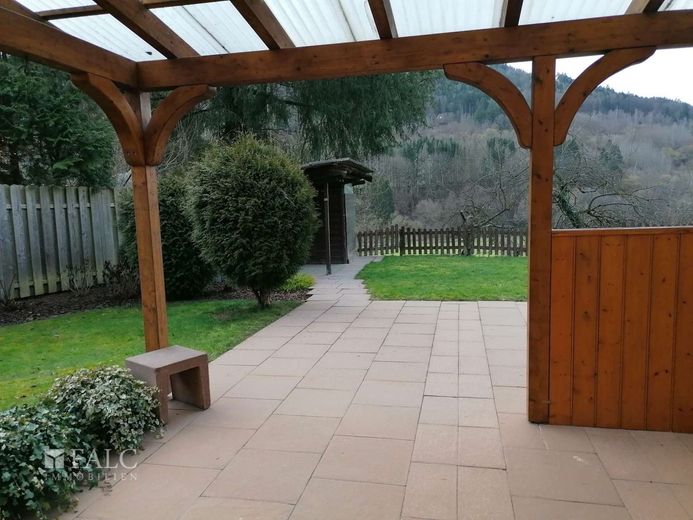 Repräsentatives Mehrfamilienhaus mit Traumgrundstück- – Terrasse zum Garten
