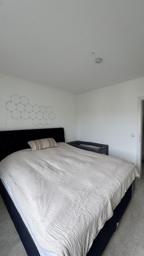 Appartement de 3 pièces à Maintal-Bischofsheim : balcon avec vue sur la skyline, cuisine équipée et garage – Photo 6