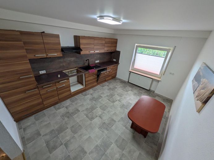 Sofort bezugsfrei: 102m²-Wohnung (3,5 Zimmer) mit Garten, 4 Stellplätze (Doppelgarage inkl. Grube) – Küche