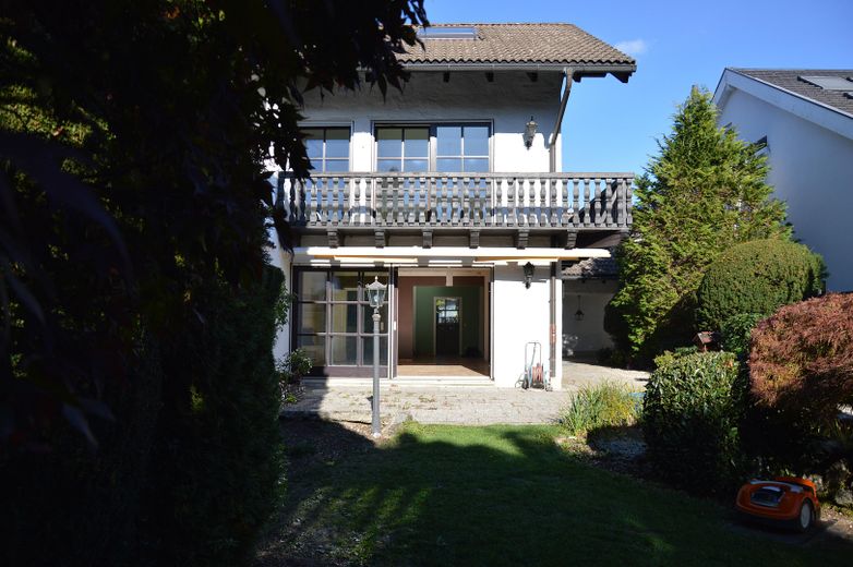 Exceptional semi-detached house with potential and a dream garden – prime location on Portenlängerstraße in Grünwald – Terrasse Sicht vom Garten
