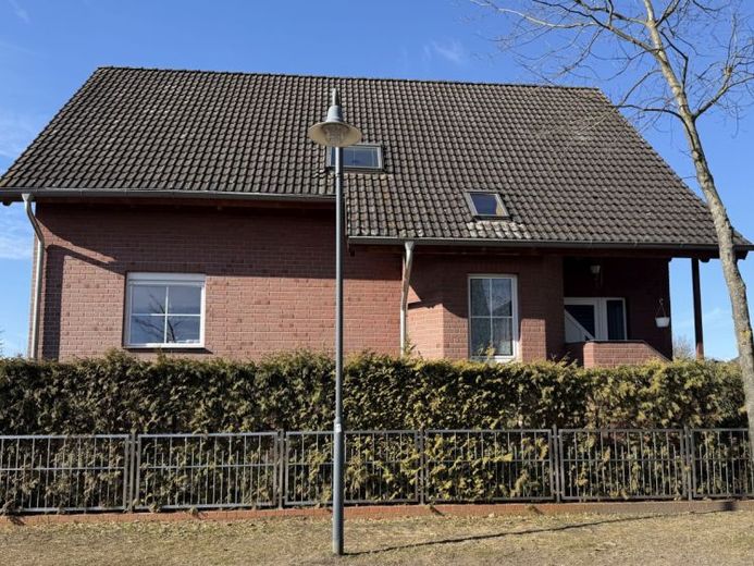 Großzügiges Zweifamilienhaus in ruhiger Lage mit Outdoorküche – फोटो 1