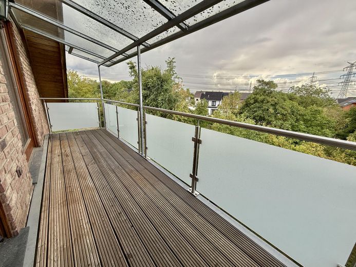 Bezugsbereit: 4-Zimmer Eigentumswohnung mit Balkon in ruhiger Lage in Keldenich – Balkon mit Aussicht