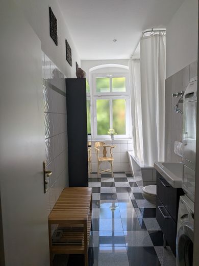 Friedrichshain'de balkonlu bakımlı 2 odalı eski bina dairesi – özelden, komisyonsuz – Tageslichtbad