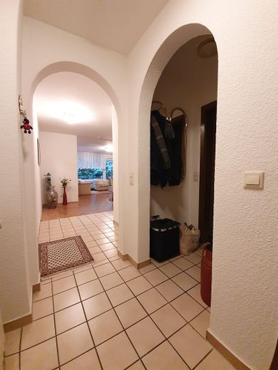 2,5 odalı Altenbochum, balkon, sakin, yeşil, merkezi, banyo: küvet + duş, gerçek ahşap parke – Flur vor Badezimmer