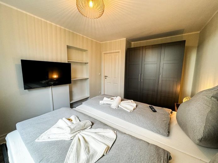 Voll möbliertes 2 1/2 Zimmer Apartment mit Balkon und High-Speed-Internet – Schlafzimmer