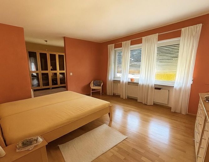 Modernes EFH mit Einliegerwohnung & Traumgarten | Provisionsfrei & bezugsbereit – 1. OG Schlafzimmer