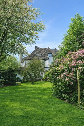 Ruheoase in zentraler Lage in Marl - ein Haus, unzählige Möglichkeiten – Blick aus dem Garten aufs Haus
