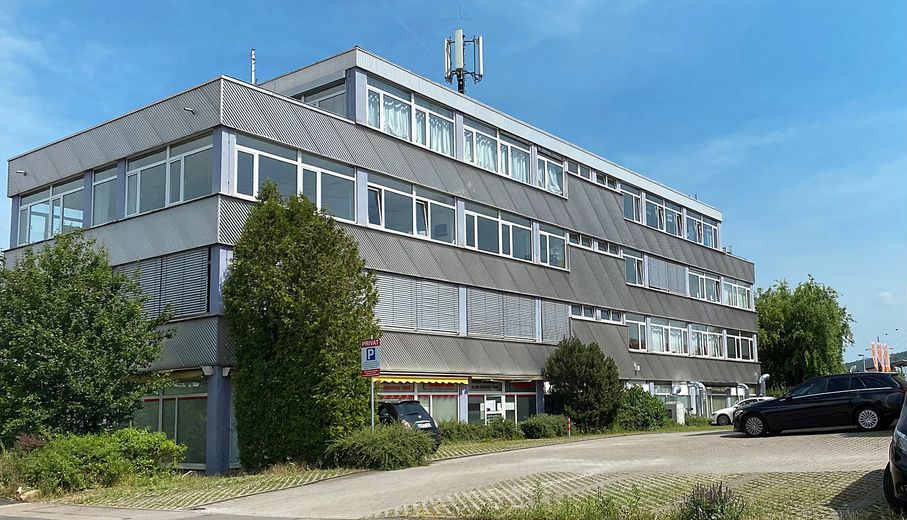 Winnenden: Heller Eck-Büroraum in bester Lage! Ideal für Home-Office! 2.OG – Geschäftshaus Ansicht hinten