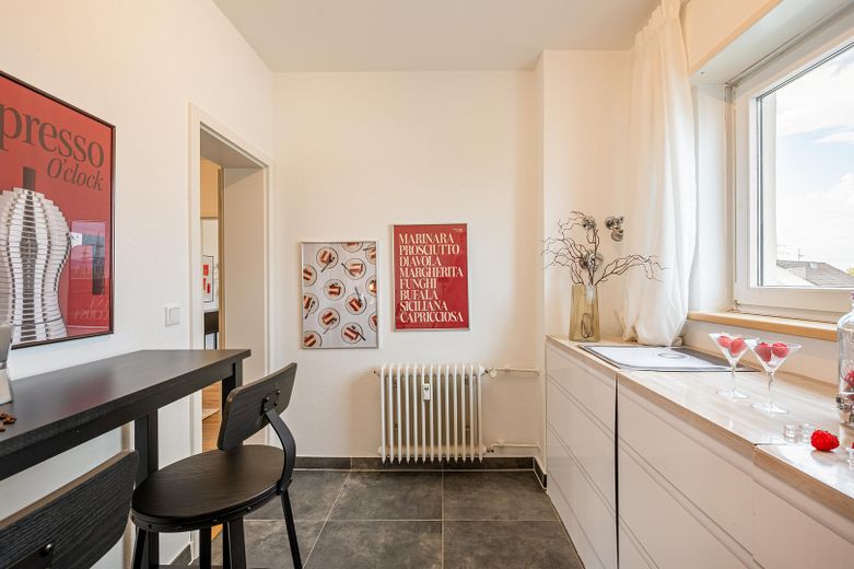 Appartamento di 3 locali appena ristrutturato e libero, a Mannheim-Feudenheim, con loggia e garage – Küche