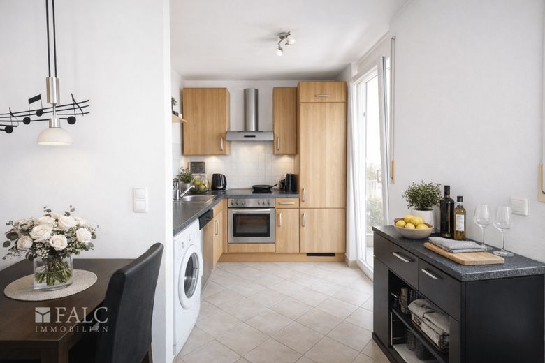 2-Zimmer-Wohnung mit 14 m² Balkon und TG-Stellplatz in Trudering – Wohnen Küche
