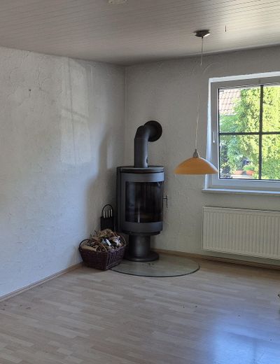 €12,000 saved on estate agent fees! Modernised semi-detached house with garden: close to the centre, quiet, low ancillary costs – Schwedenofen EG