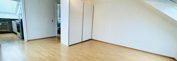 Світла мансардна квартира в тихому районі — ідеально для однієї людини або тих, хто їздить на роботу – Helles Wohn- und Schlafzimmer