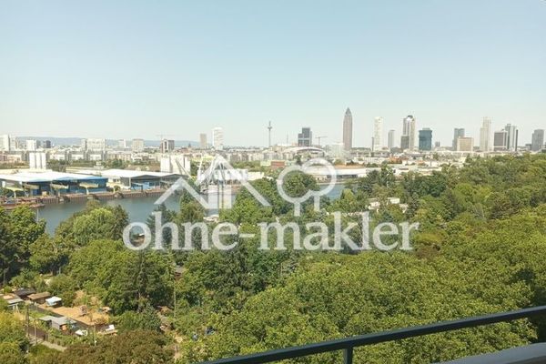Toller Balkonblick über den Main und Frankfurt Komplettsanierung