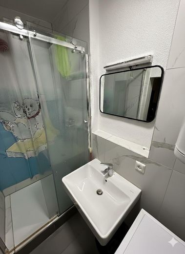 Stuttgart’ta %8 brüt getiri! Tamamen kiralanmış, 5 odalı WG yatırımı ve üst düzey nakit akışı – Dusche 1