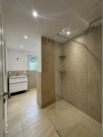 Modernes Badezimmer
