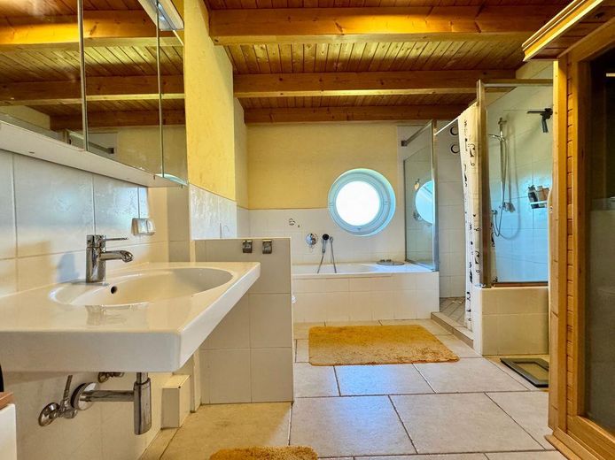 Casa d’architetto straordinaria con galleria e tecnologia energetica sostenibile in posizione soleggiata – Badezimmer OG