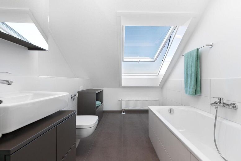 Vivere tra boschi e acqua – Badezimmer DG