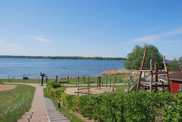 TOP-Altersvorsorge: 4-Sterne-Ferienhaus in ruhiger Lage nur 200m zum Plauer See – Spielplatz an der Badestelle