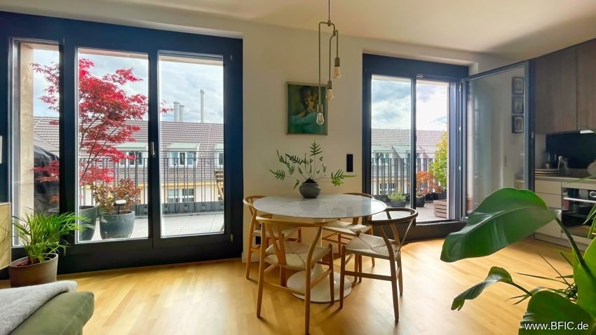 Hochwertige Dachterrassen-Wohnung, Blick auf den Fernsehturm – living room