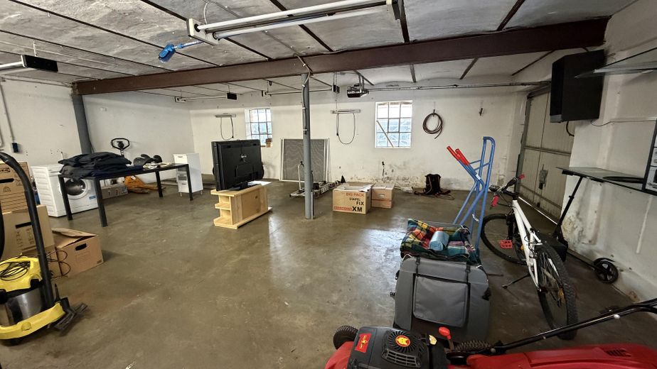 Resthof mit Nebengebäude und bebauugsfähigem Grundstück – Garage