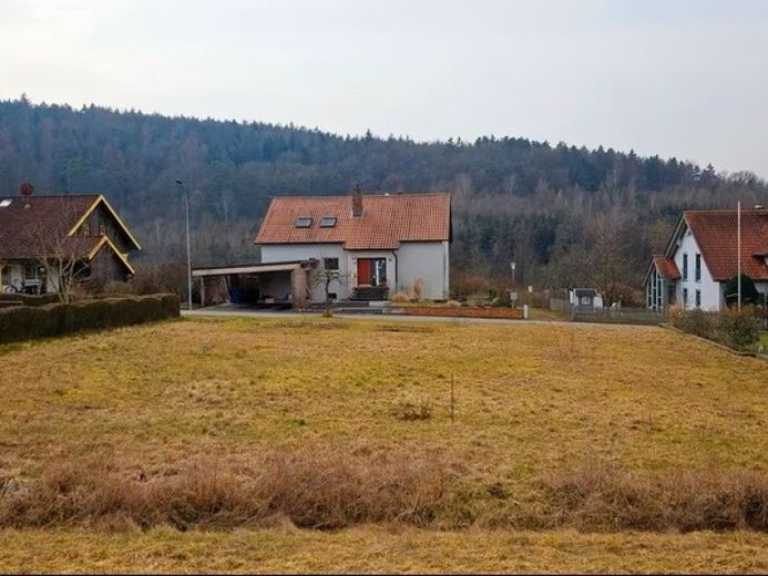 Terreno edificabile completamente urbanizzato con vista sul Rhön – 796 m² in una posizione interessante a Bastheim, frazione di Geckenau – Foto 1