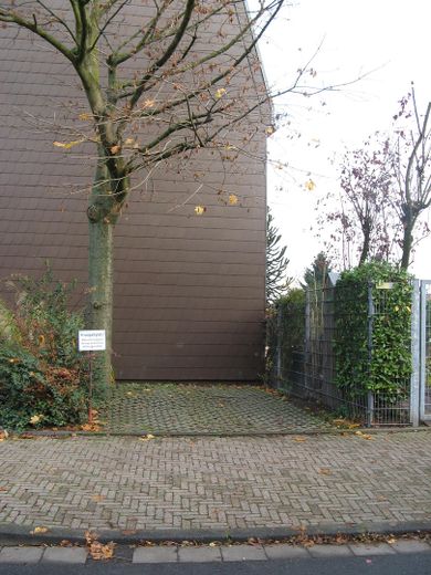 Charmante Altbauwohnung mit Garten im Herzen der Stadt – Stellplatz