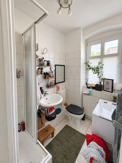 Hochparterrewohnung mit Balkon – 1,5 Zimmer in Fürstenwalde – Bad