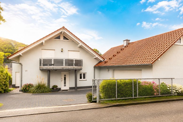 Charmantes Einfamilienhaus mit besonderem Wohnambiente – Frontansicht mit Garage