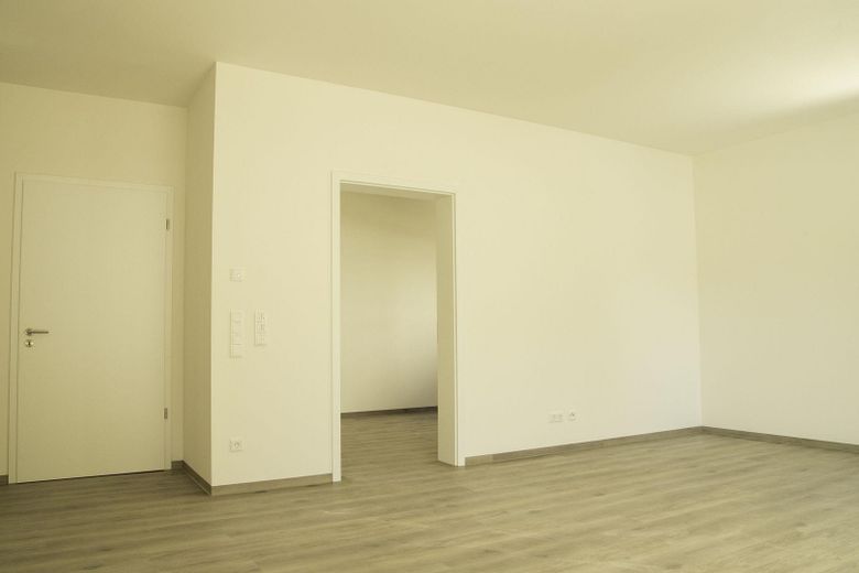 Neubau Erstbezug! Wunderschöne 3 ZW inkl. EBK, Balkon, TG-Stellplatz + Wallbox! – Eingang zum SZ