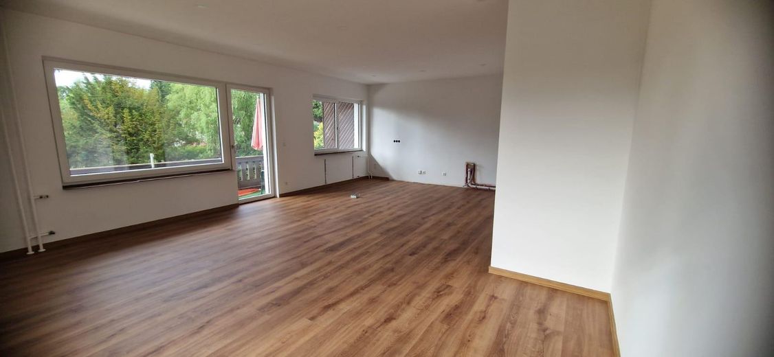 Lujoso apartamento de 2 habitaciones completamente renovado con balcón orientado al sur y vistas al jardín – Wohnzimmer