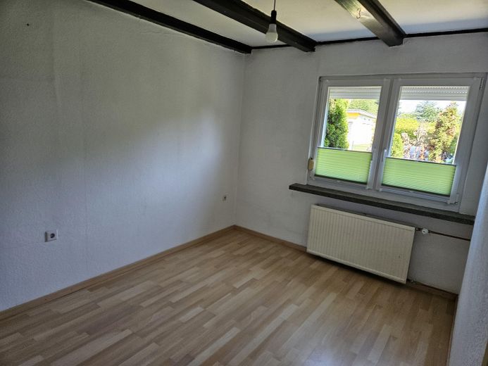 Provisionsfreie Doppelhaushälfte auf großem Grundstück mit viel Potential – kleines Zimmer