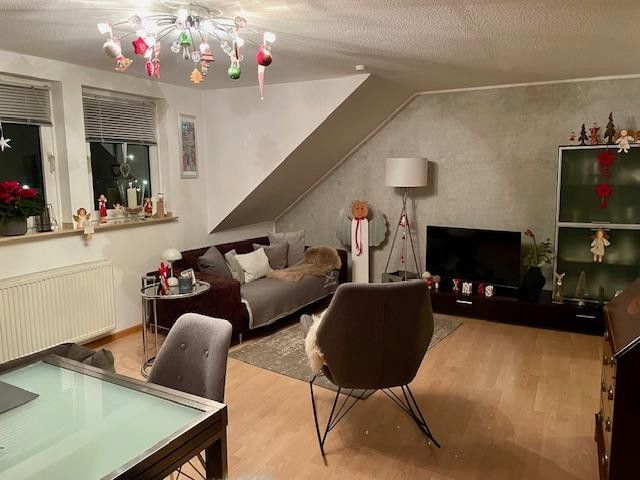 Helle Dachgeschosswohnung mit Loggia und Einbauküche – Wohn- / Esszimmer