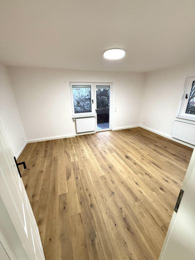 Frisch renovierte 3-Zimmer-Wohnung mit Südbalkon, Garage & Top-Potenzial – Wohnzimmer unmöbliert