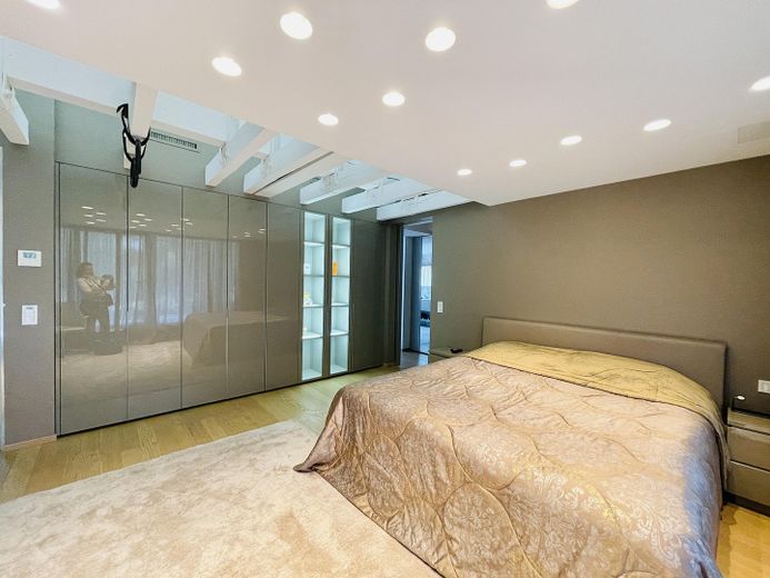 Designer Maisonette-Wohnung nähe Zoopark mit Blick ins Grüne, Fussbodenheizung, Kamin, Terrasse – Elternschl.