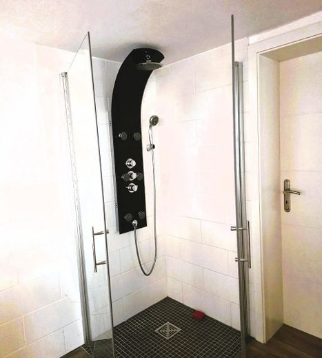 Mehrgenerationenhaus 371 m², Waldidyll am Flughafensee + Aufstockungspotenzial um 155 m² – Regendusche