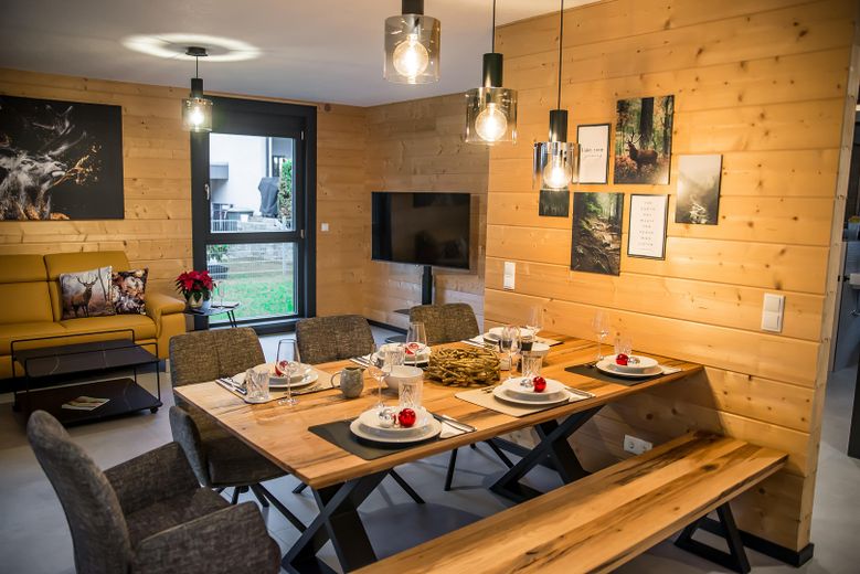 Möbliertes Holzhaus mit 2 Wohnungen, Garten, Balkon, inkl. Küchen - Windschläg 970.000€ zzgl. MwSt. – Essbereich