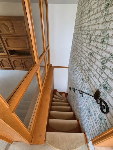 Charmantes Einfamilienhaus mit traumhaftem Südgarten, Wintergarten und Doppelgarage – Treppe Wohnzimmer DG