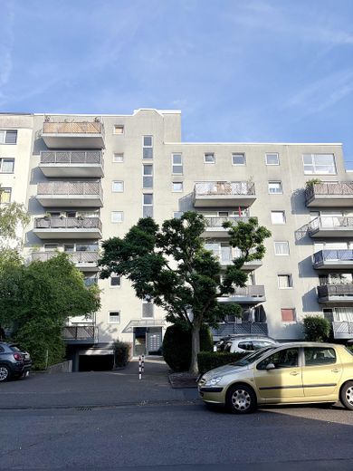 Vivienda moderna con balcón y plaza de aparcamiento en garaje subterráneo cerca del Rin – Strassenansicht