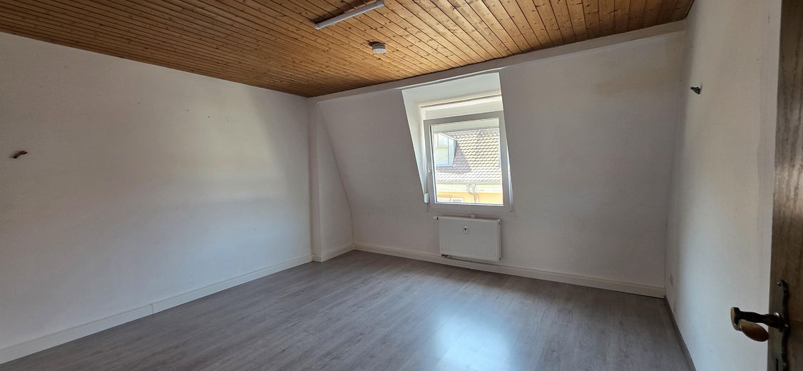 Ampio appartamento mansardato di 4 locali a Pforzheim-Brötzingen, circa 110 m², edificio residenziale plurifamiliare ristrutturato – Schlafzimmer 2