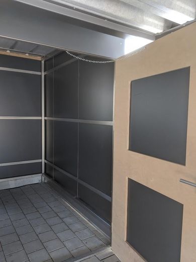 Fahrradschuppen von Innen