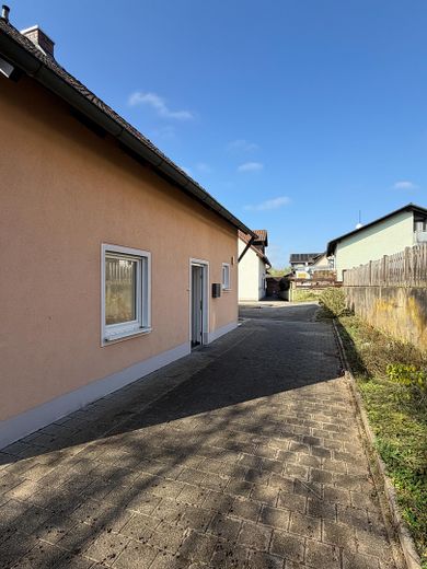 Außenansicht mit Parkplatz