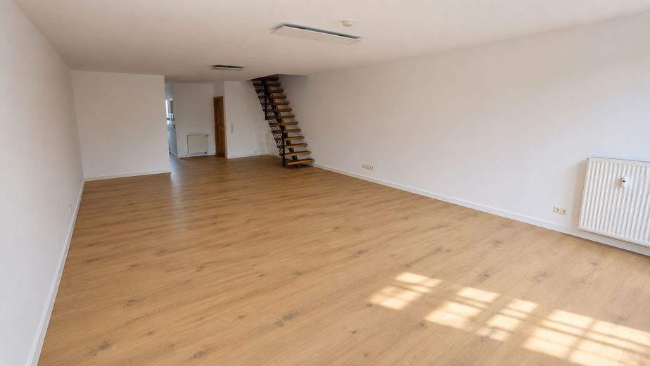 Großzügige 125 m² Maisonette im Bauhausstil – Loggia mit Weitblick – bezugsfrei ab sofort – Wohnzimmer