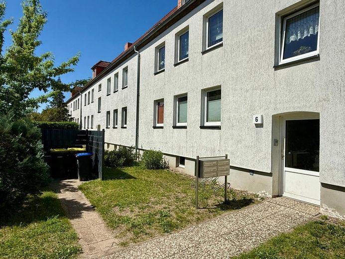 HORN IMMOBILIEN++ Neubrandenburg, 3-Raum Eigentumswohnung im beliebten Wohnviertel -vermietet- – Vorgarten